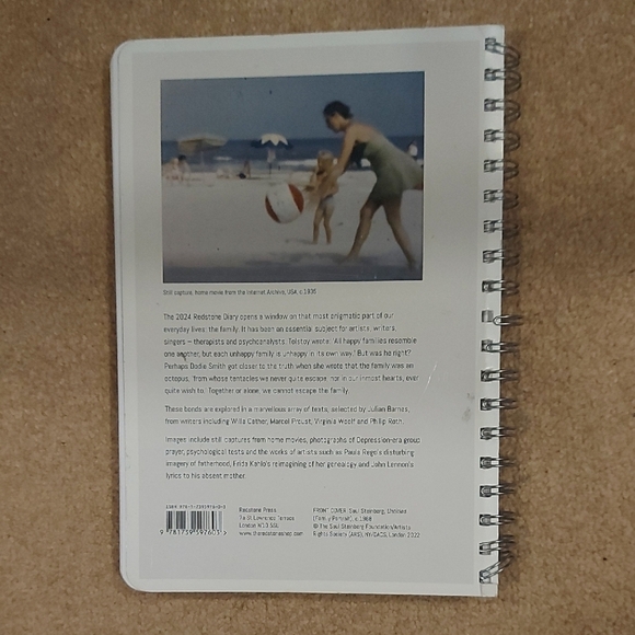 The Family Diary - Illustrated Art Planner 2024 - Picture 11 of 11